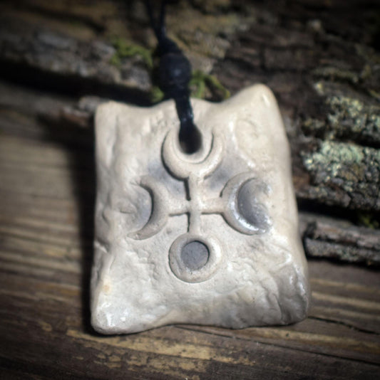 Amulett Hekate– Archaische Rauchbrandkunst aus Ton mit verstellbarem Baumwollband und Glasperle - Art.Nr.: AMU054