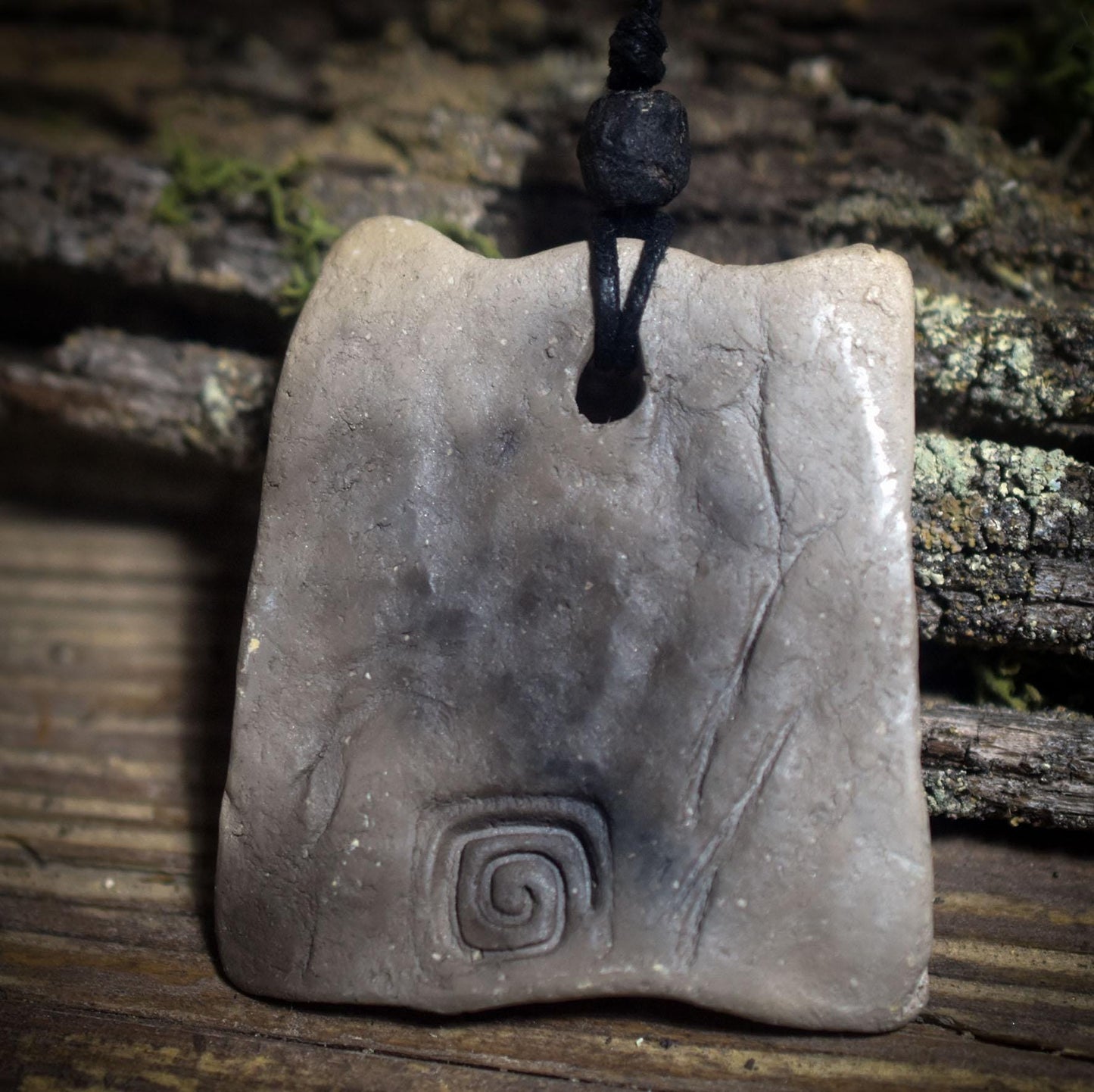 Amulett Hekate– Archaische Rauchbrandkunst aus Ton mit verstellbarem Baumwollband und Glasperle - Art.Nr.: AMU054