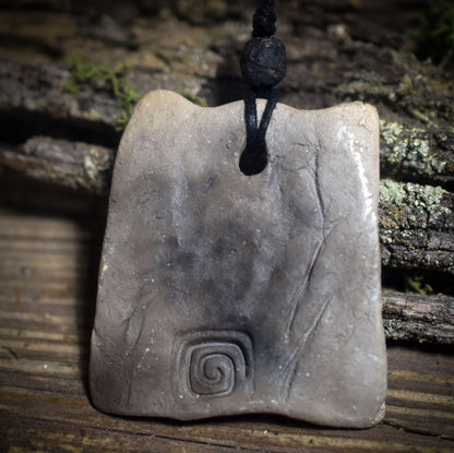 Amulett Hekate– Archaische Rauchbrandkunst aus Ton mit verstellbarem Baumwollband und Glasperle - Art.Nr.: AMU054