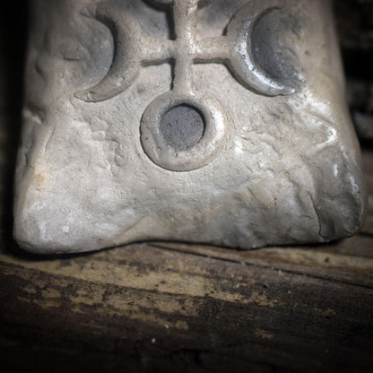 Amulett Hekate– Archaische Rauchbrandkunst aus Ton mit verstellbarem Baumwollband und Glasperle - Art.Nr.: AMU054