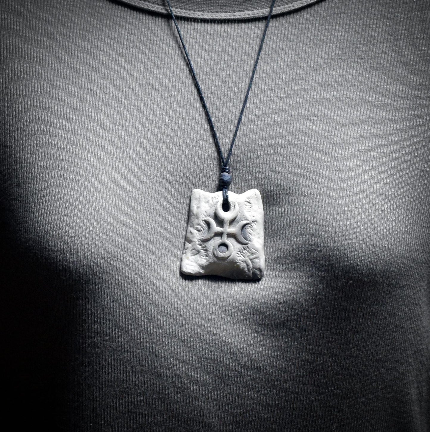 Amulett Hekate– Archaische Rauchbrandkunst aus Ton mit verstellbarem Baumwollband und Glasperle - Art.Nr.: AMU054