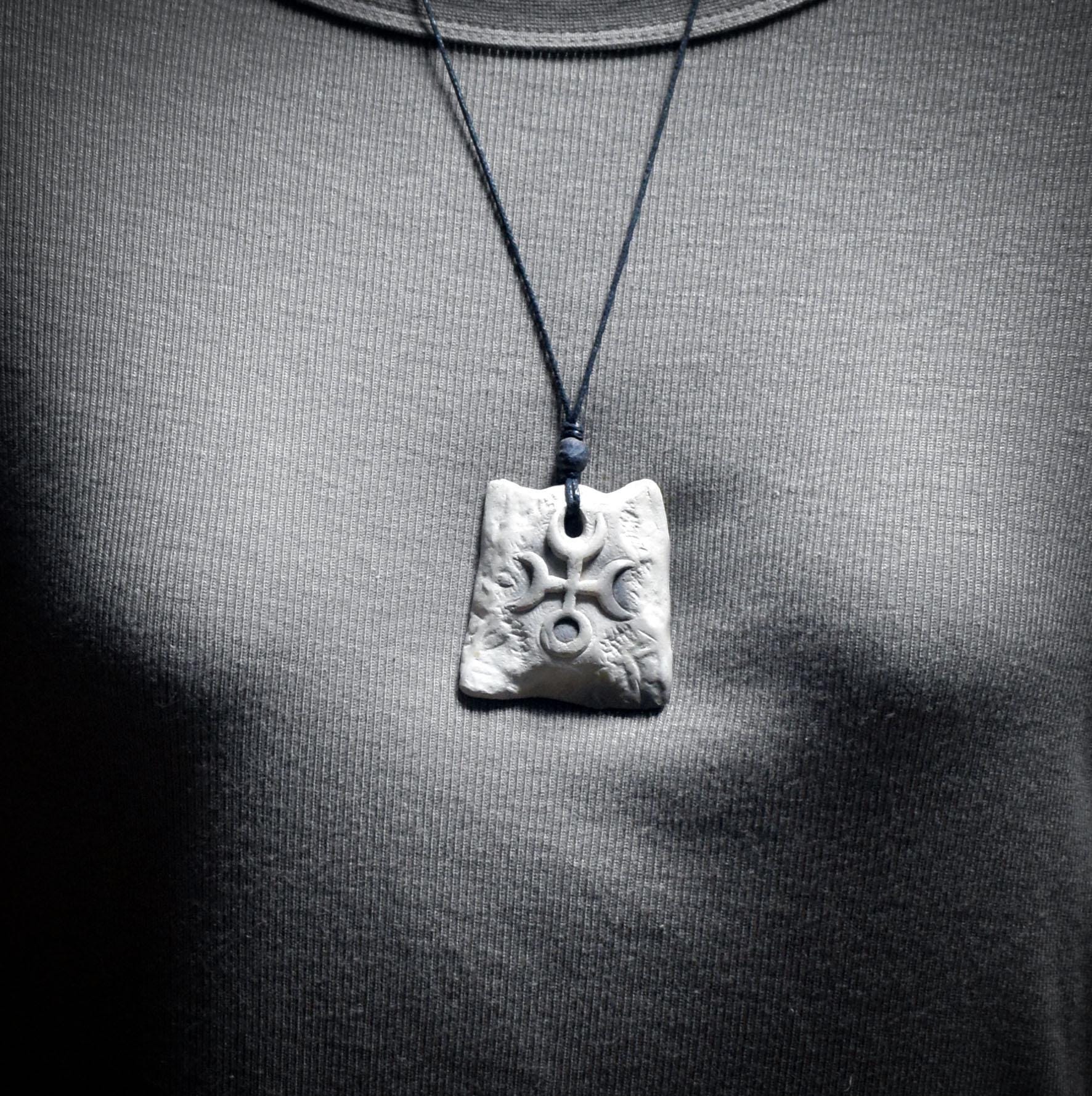 Amulett Hekate– Archaische Rauchbrandkunst aus Ton mit verstellbarem Baumwollband und Glasperle - Art.Nr.: AMU054