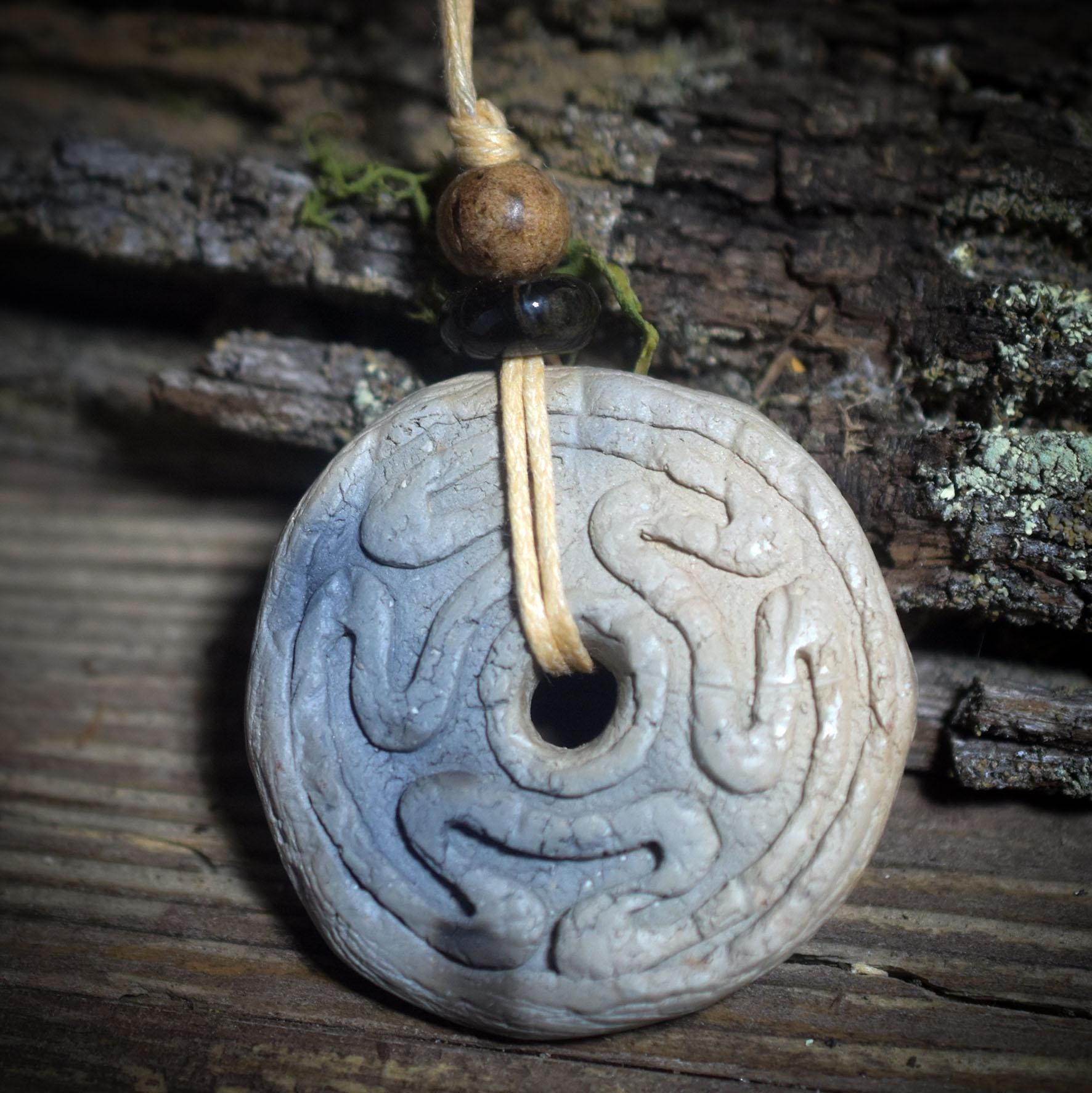 Amulett Hekates Wheel – Archaische Rauchbrandkunst aus Ton mit Tigerauge und Holzperle - Art.Nr.: AMU056