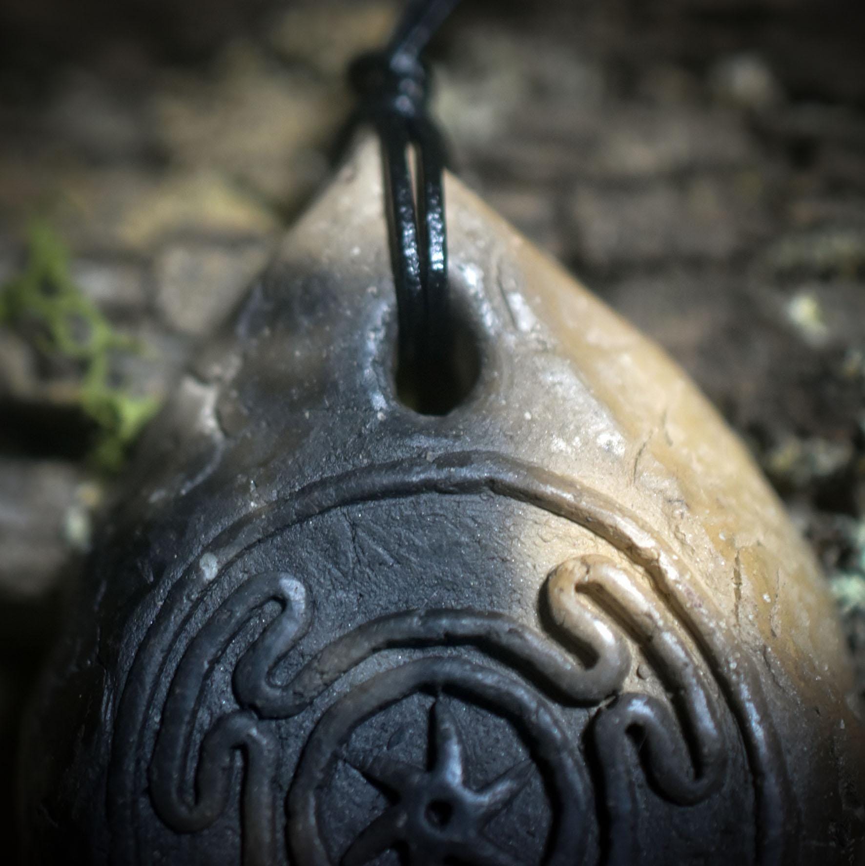 Amulett Hekates Wheel – Archaische Rauchbrandkunst aus Ton mit verstellbarem Lederband - Art.Nr.: AMU057