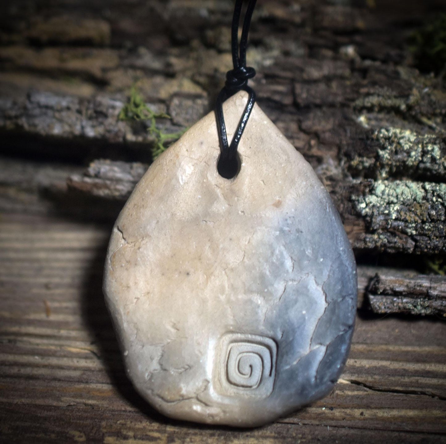 Amulett Hekates Wheel – Archaische Rauchbrandkunst aus Ton mit verstellbarem Lederband - Art.Nr.: AMU057