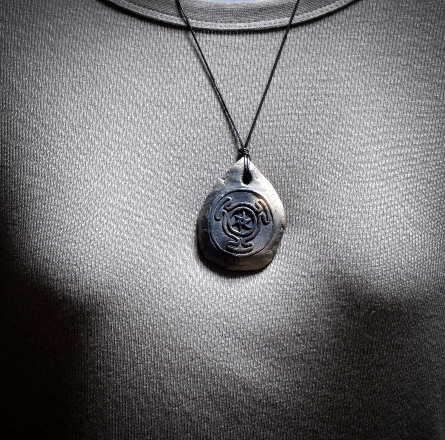 Amulett Hekates Wheel – Archaische Rauchbrandkunst aus Ton mit verstellbarem Lederband - Art.Nr.: AMU057