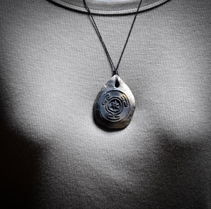 Amulett Hekates Wheel – Archaische Rauchbrandkunst aus Ton mit verstellbarem Lederband - Art.Nr.: AMU057