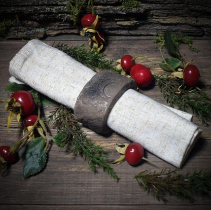 Rustikale Serviettenringe im 4er Set – Traditionell gebrannter Ton mit Symbolen der großen Göttin und Wicca Blessing - Art.Nr.: SRT001
