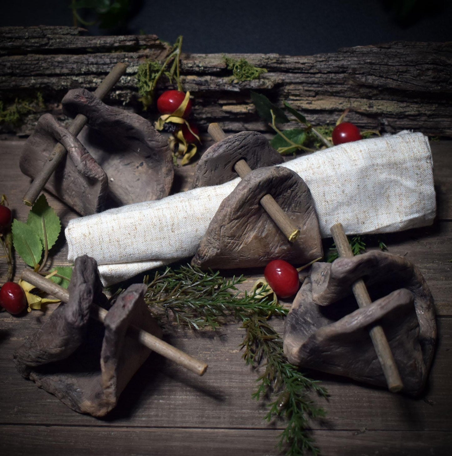 Archaische Tischkultur – Handgemachte Serviettenringe aus Ton mit Holzstab - Art.Nr.: SRT004