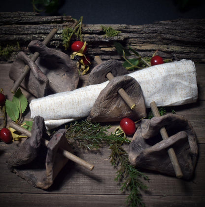 Archaische Tischkultur – Handgemachte Serviettenringe aus Ton mit Holzstab - Art.Nr.: SRT004