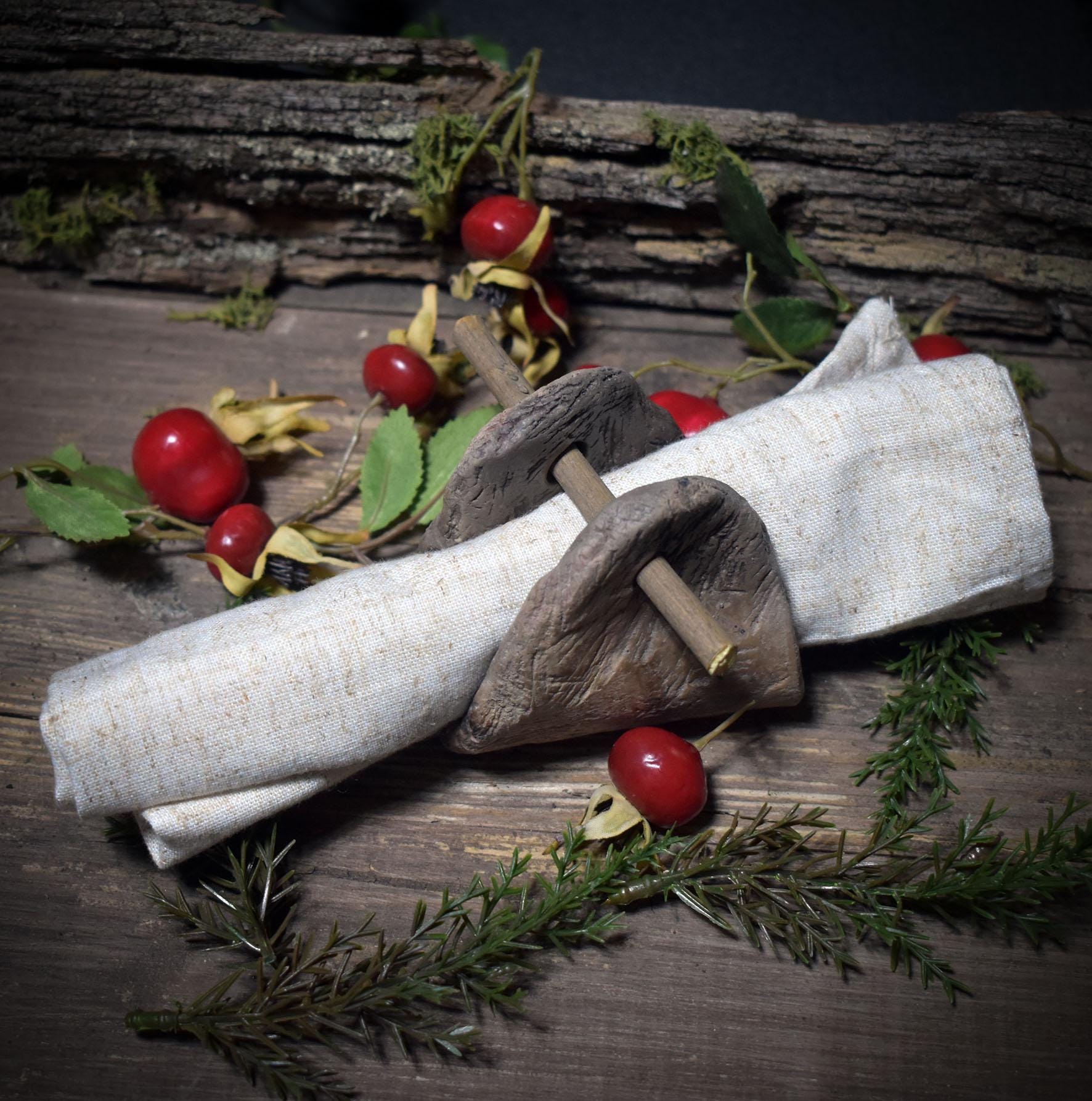 Archaische Tischkultur – Handgemachte Serviettenringe aus Ton mit Holzstab - Art.Nr.: SRT004