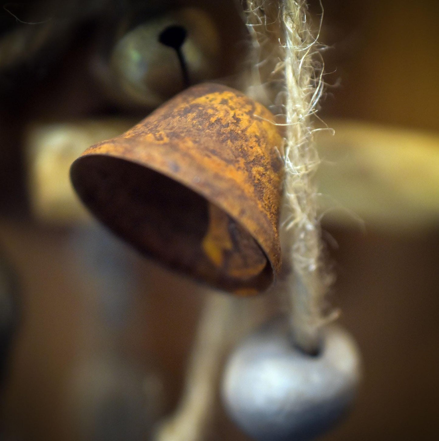 Hexenglocke Göttinnenklang – Wand- und Fensterdeko aus Ton mit Glöckchen und Naturmaterialien