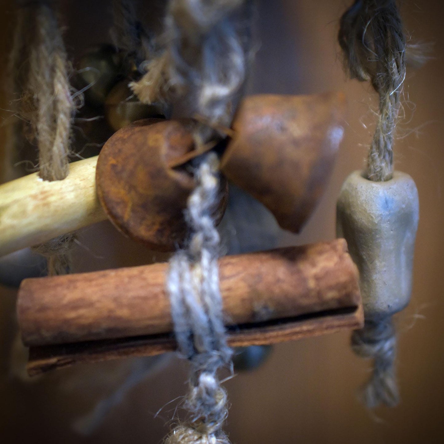 Hexenglocke Göttinnenklang – Wand- und Fensterdeko aus Ton mit Glöckchen und Naturmaterialien