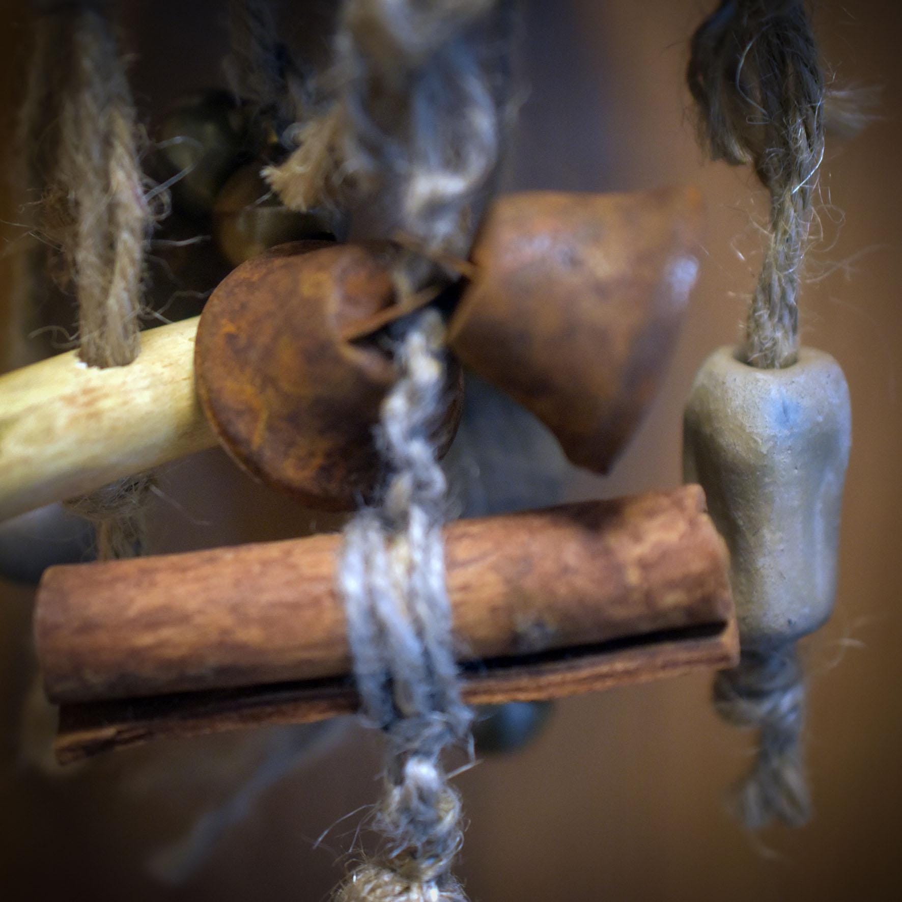 Hexenglocke Göttinnenklang – Wand- und Fensterdeko aus Ton mit Glöckchen und Naturmaterialien