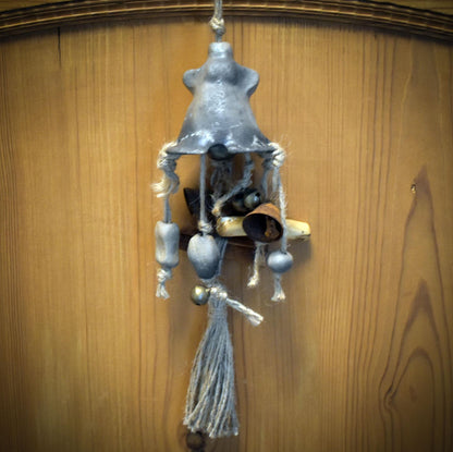 Hexenglocke Göttinnenklang – Wand- und Fensterdeko aus Ton mit Glöckchen und Naturmaterialien - Art.Nr.: HEX023