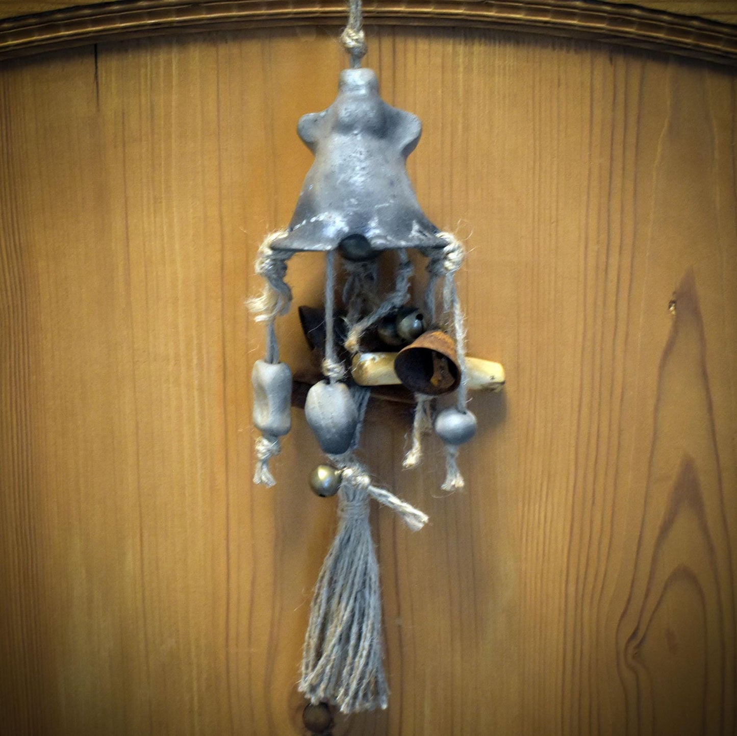 Hexenglocke Göttinnenklang – Wand- und Fensterdeko aus Ton mit Glöckchen und Naturmaterialien