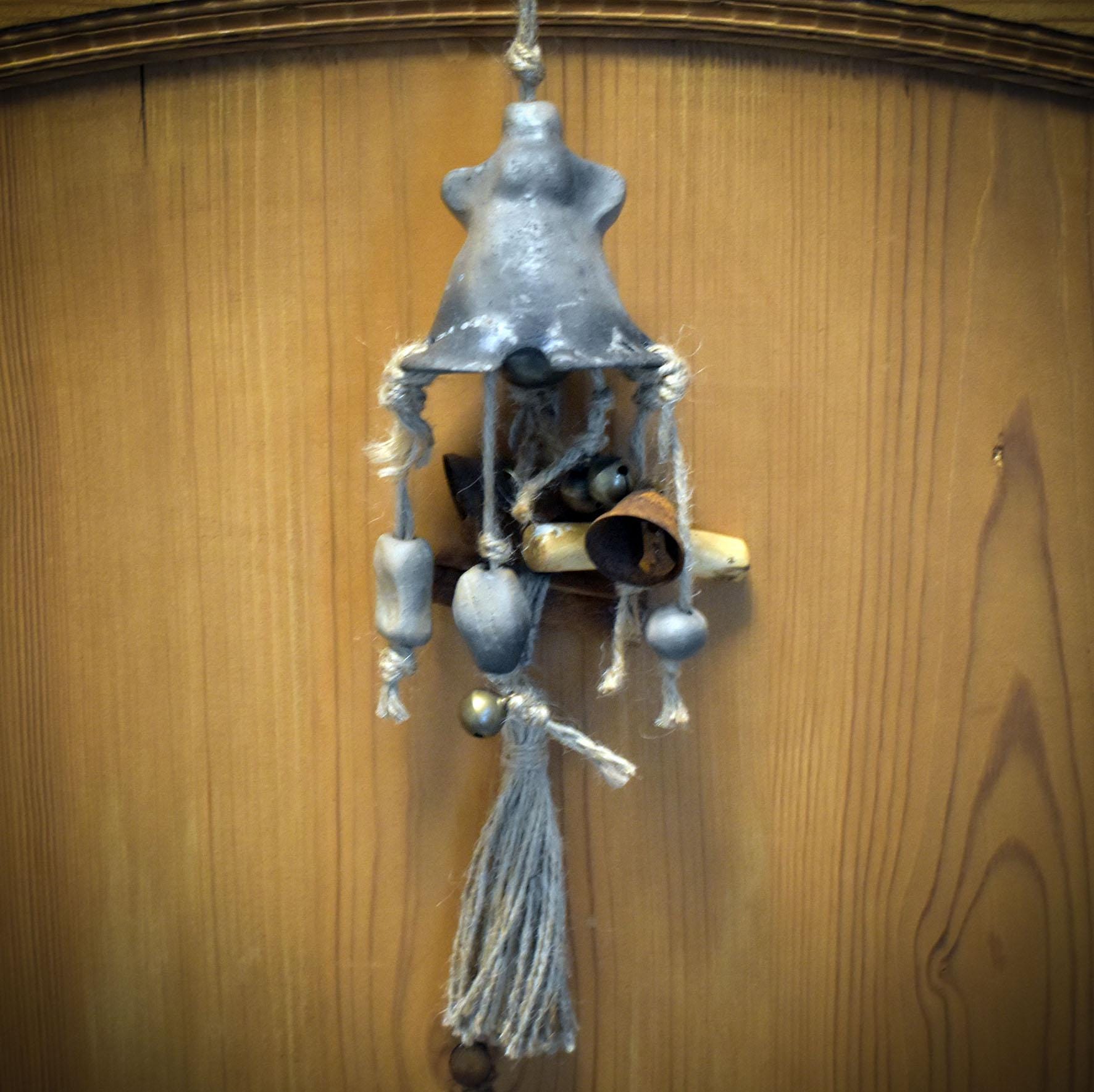 Hexenglocke Göttinnenklang – Wand- und Fensterdeko aus Ton mit Glöckchen und Naturmaterialien