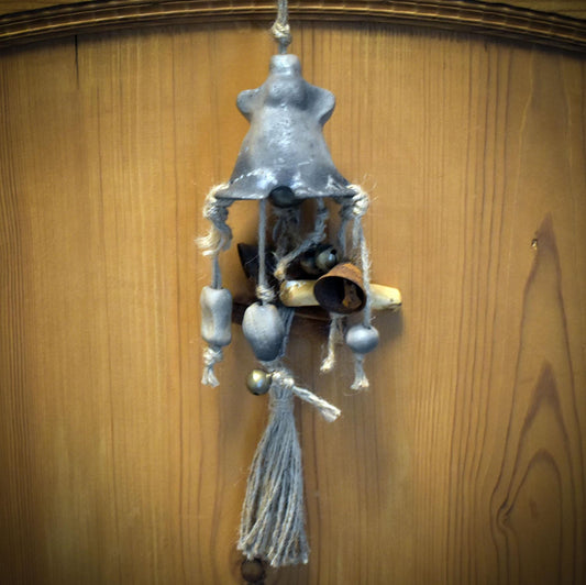 Hexenglocke Göttinnenklang – Wand- und Fensterdeko aus Ton mit Glöckchen und Naturmaterialien