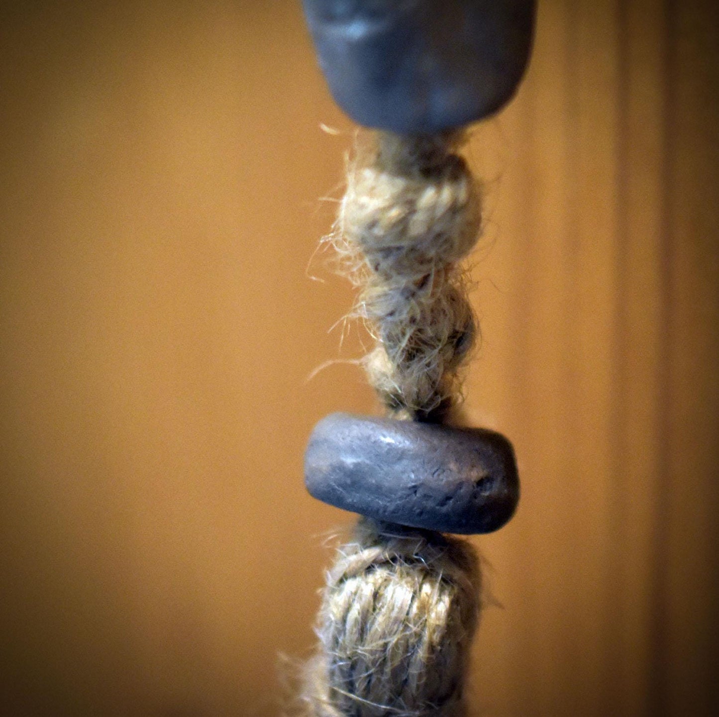 Hexenglocke Nordisches Schutzsymbol – Wand- und Fensterdeko aus Ton mit Glöckchen und Quaste