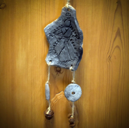 Hexenglocke Nordisches Schutzsymbol – Wand- und Fensterdeko aus Ton mit Glöckchen und Quaste - Art.Nr.: HEX024