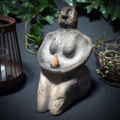 Archaische Skulptur der Weiblichkeit - Hüterin des Rauches – traditionelle Rauchbrandkunst - Art.Nr.: RÄH017