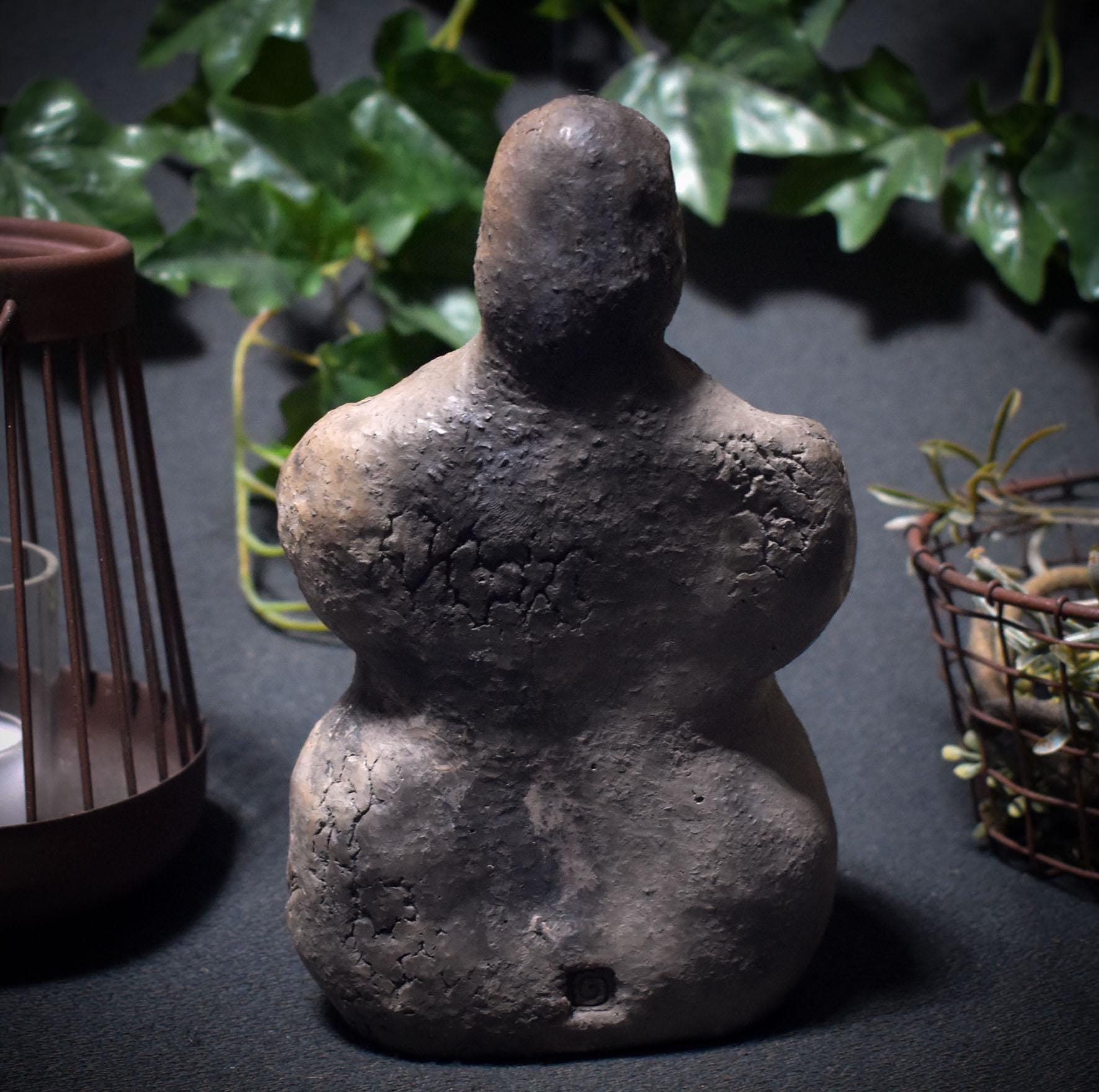 Archaische Skulptur der Weiblichkeit - Hüterin des Rauches – traditionelle Rauchbrandkunst - Art.Nr.: RÄH017