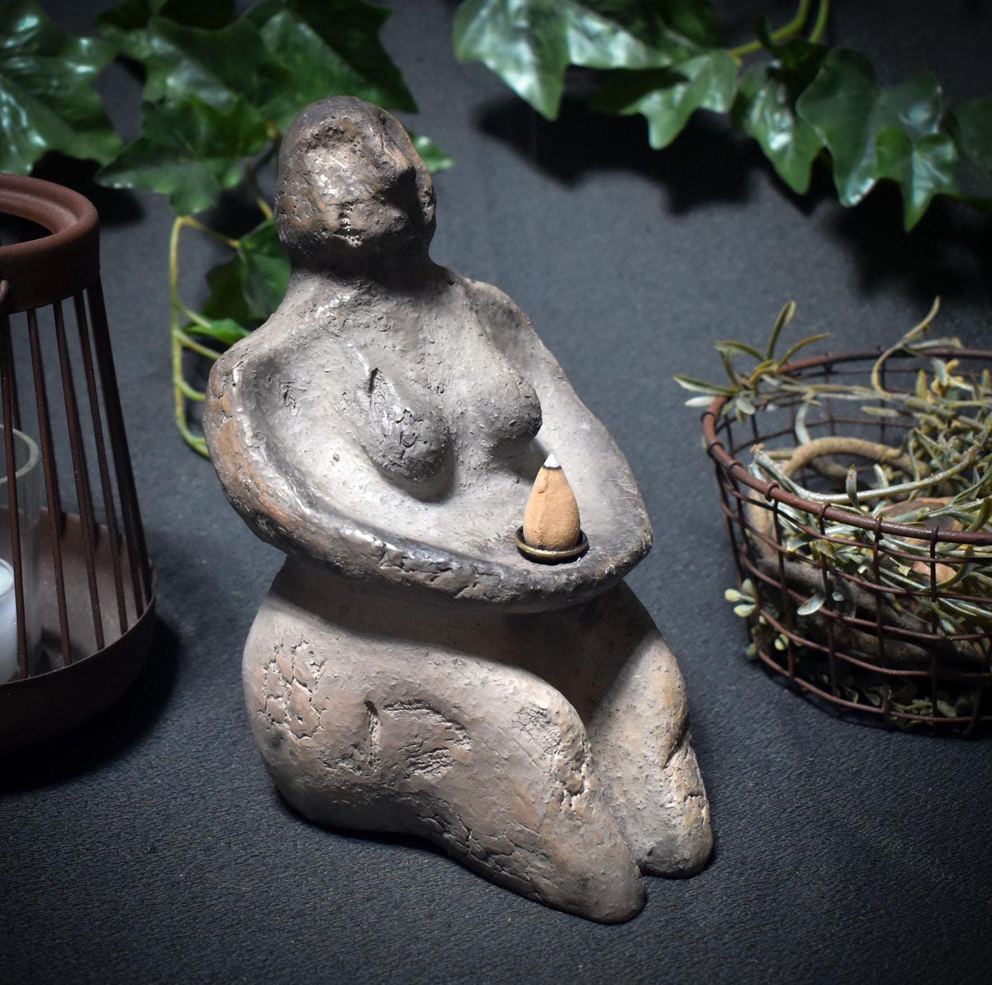 Archaische Skulptur der Weiblichkeit - Hüterin des Rauches – traditionelle Rauchbrandkunst - Art.Nr.: RÄH017