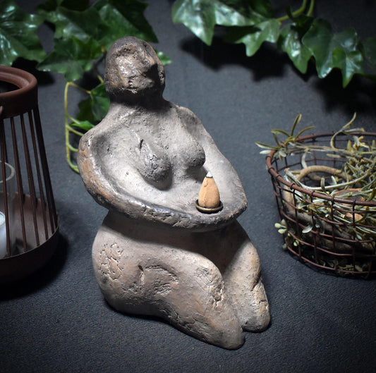 Archaische Skulptur der Weiblichkeit - Hüterin des Rauches – traditionelle Rauchbrandkunst - Art.Nr.: RÄH017
