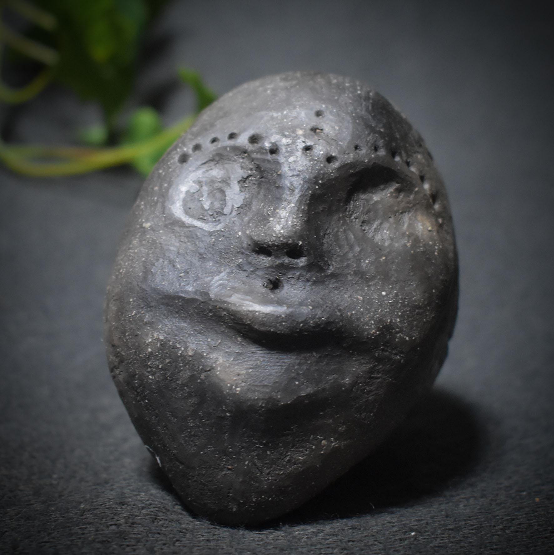 Stimme der Ahnen – Schamanische Handrassel in Maskengestalt - traditionelle Rauchbrandkunst