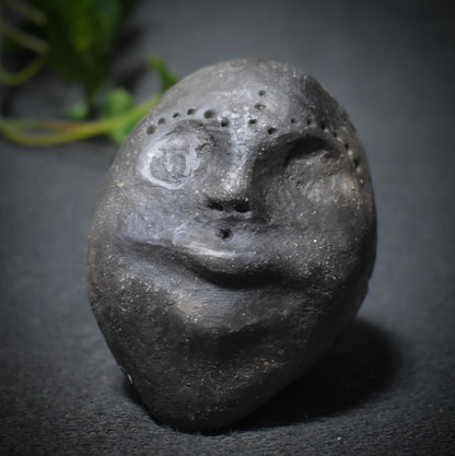 Stimme der Ahnen – Schamanische Handrassel in Maskengestalt - traditionelle Rauchbrandkunst