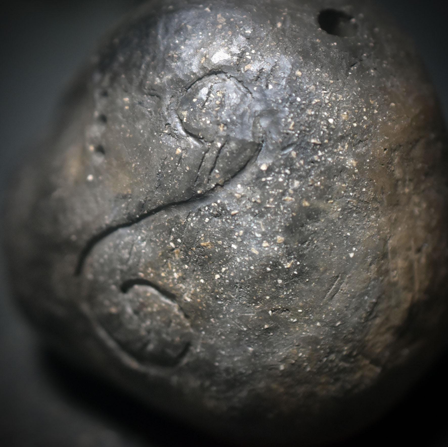 Stimme der Ahnen – Schamanische Handrassel in Maskengestalt - traditionelle Rauchbrandkunst