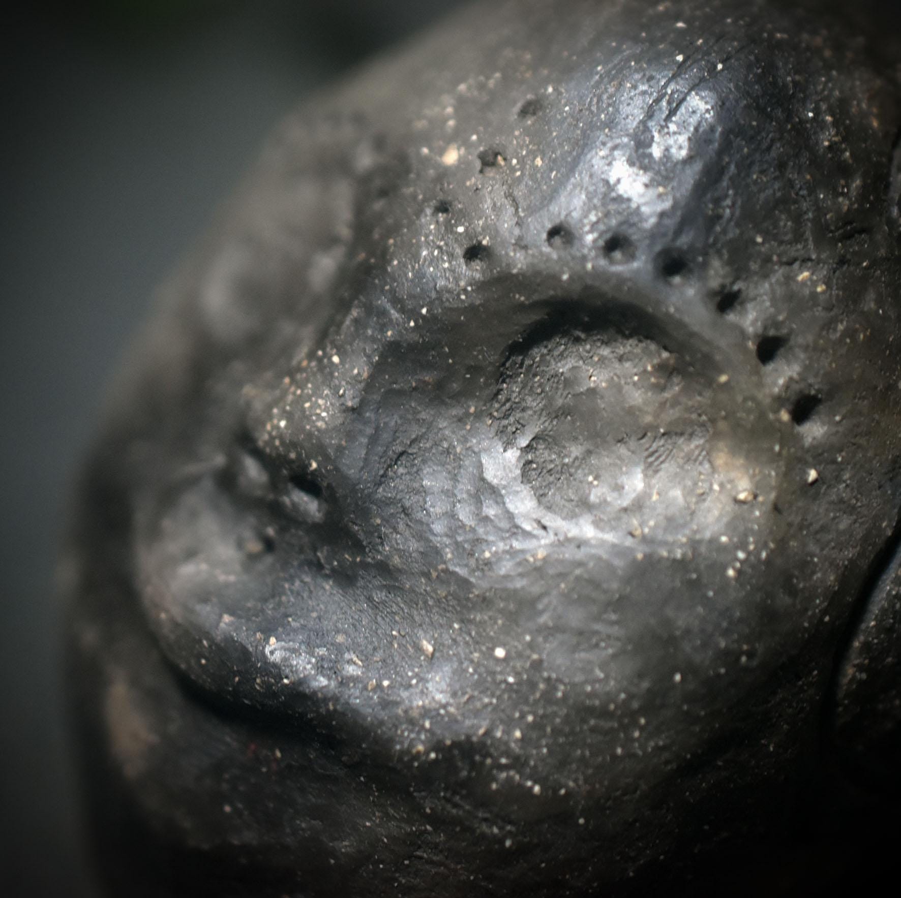 Stimme der Ahnen – Schamanische Handrassel in Maskengestalt - traditionelle Rauchbrandkunst - Art.Nr.: SRA040