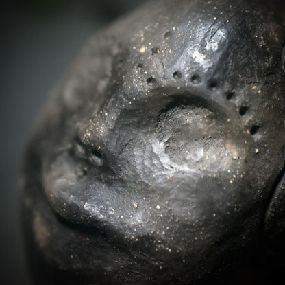 Stimme der Ahnen – Schamanische Handrassel in Maskengestalt - traditionelle Rauchbrandkunst - Art.Nr.: SRA040