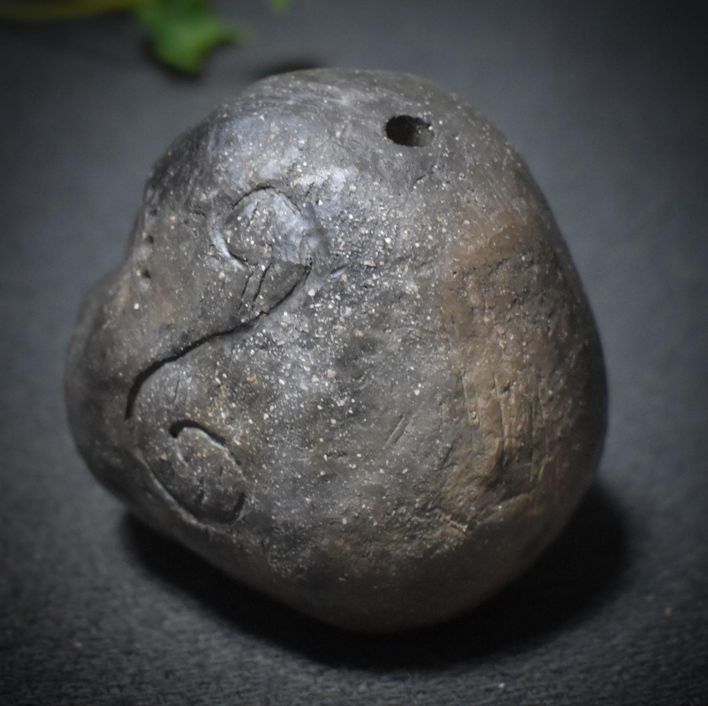 Stimme der Ahnen – Schamanische Handrassel in Maskengestalt - traditionelle Rauchbrandkunst - Art.Nr.: SRA040