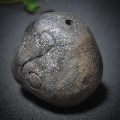 Stimme der Ahnen – Schamanische Handrassel in Maskengestalt - traditionelle Rauchbrandkunst - Art.Nr.: SRA040