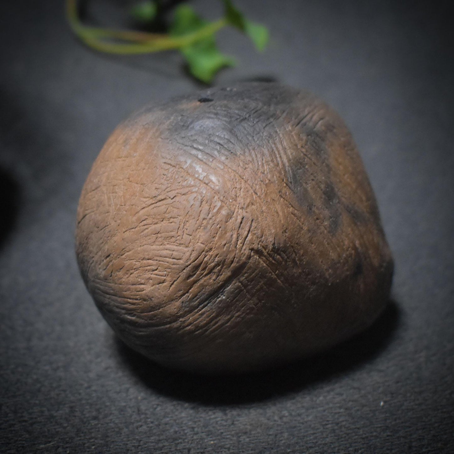 Der Rhythmus der Seele – Schamanische Handrassel aus Ton - kraftvolles Ritualwerkzeug - Art.Nr.: SRA041