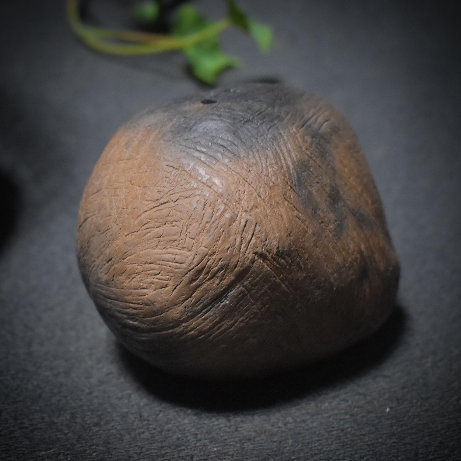 Der Rhythmus der Seele – Schamanische Handrassel aus Ton - kraftvolles Ritualwerkzeug - Art.Nr.: SRA041