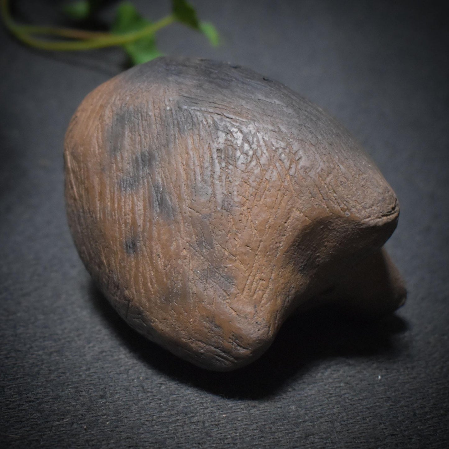 Der Rhythmus der Seele – Schamanische Handrassel aus Ton - kraftvolles Ritualwerkzeug - Art.Nr.: SRA041