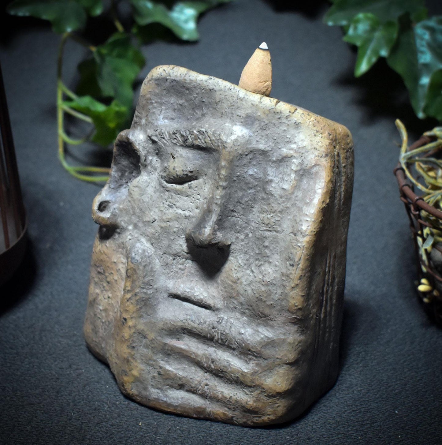 Rückfluss Räucherkegelhalter – Das Gesicht der Stille - traditionell gebrannter Ton - mystische, magische Dekoration - Art.: RÄH023