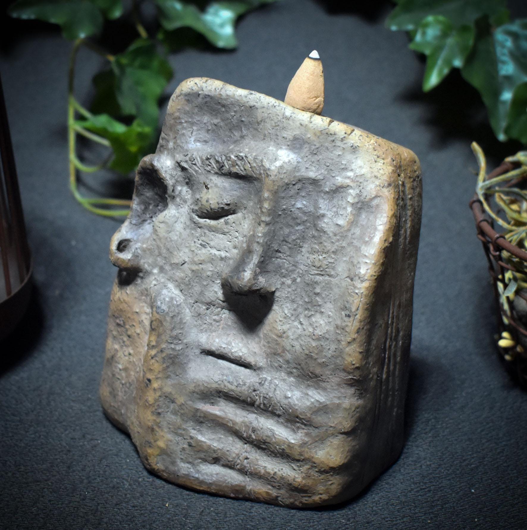 Rückfluss Räucherkegelhalter – Das Gesicht der Stille - traditionell gebrannter Ton - mystische, magische Dekoration - Art.: RÄH023