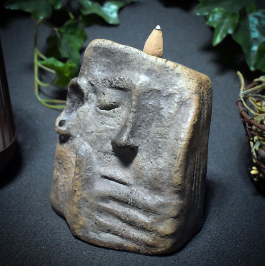 Rückfluss Räucherkegelhalter – Das Gesicht der Stille - traditionell gebrannter Ton - mystische, magische Dekoration - Art.: RÄH023