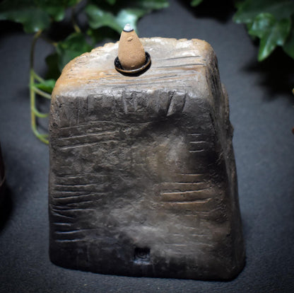 Rückfluss Räucherkegelhalter – Das Gesicht der Stille - traditionell gebrannter Ton - mystische, magische Dekoration - Art.: RÄH023