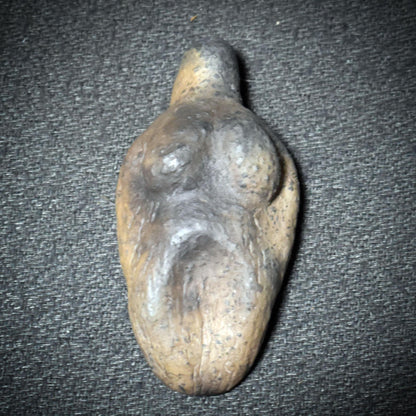 Taschengöttin – Venus als Begleiterin Deiner inneren Kraft - traditionell gebrannter Ton - inspiriert durch Artefakte - Art.Nr.: TAS007