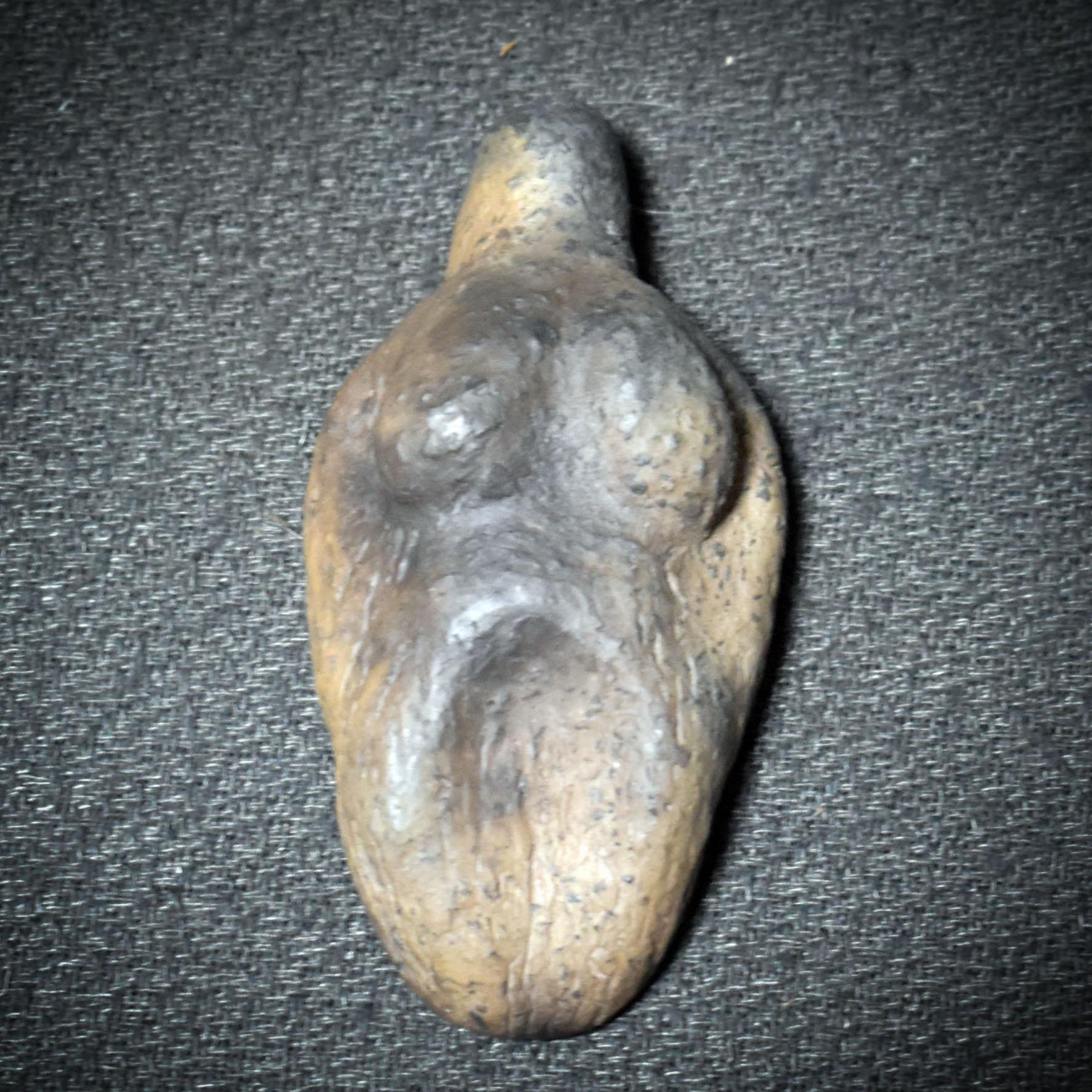 Taschengöttin – Venus als Begleiterin Deiner inneren Kraft - traditionell gebrannter Ton - inspiriert durch Artefakte