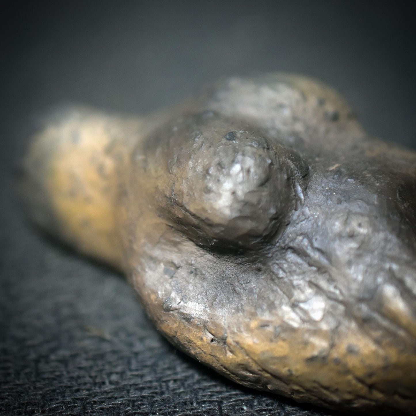 Taschengöttin – Venus als Begleiterin Deiner inneren Kraft - traditionell gebrannter Ton - inspiriert durch Artefakte - Art.Nr.: TAS007