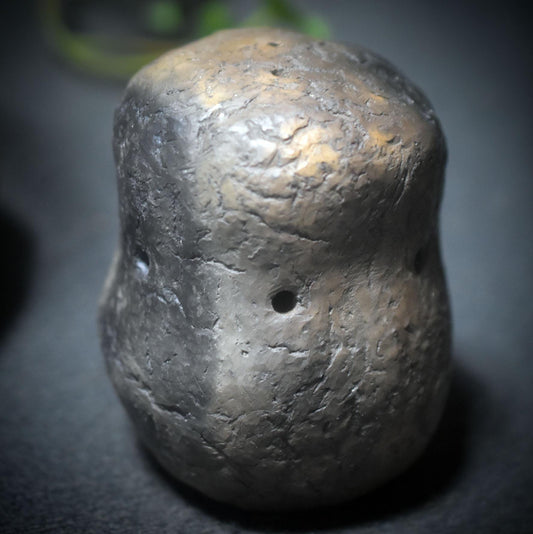 Urtönende Kraft – Schamanische Rassel aus Ton im Rauchbrand - spirituelles Ritualwerkzeug - Art.Nr.: SRA042