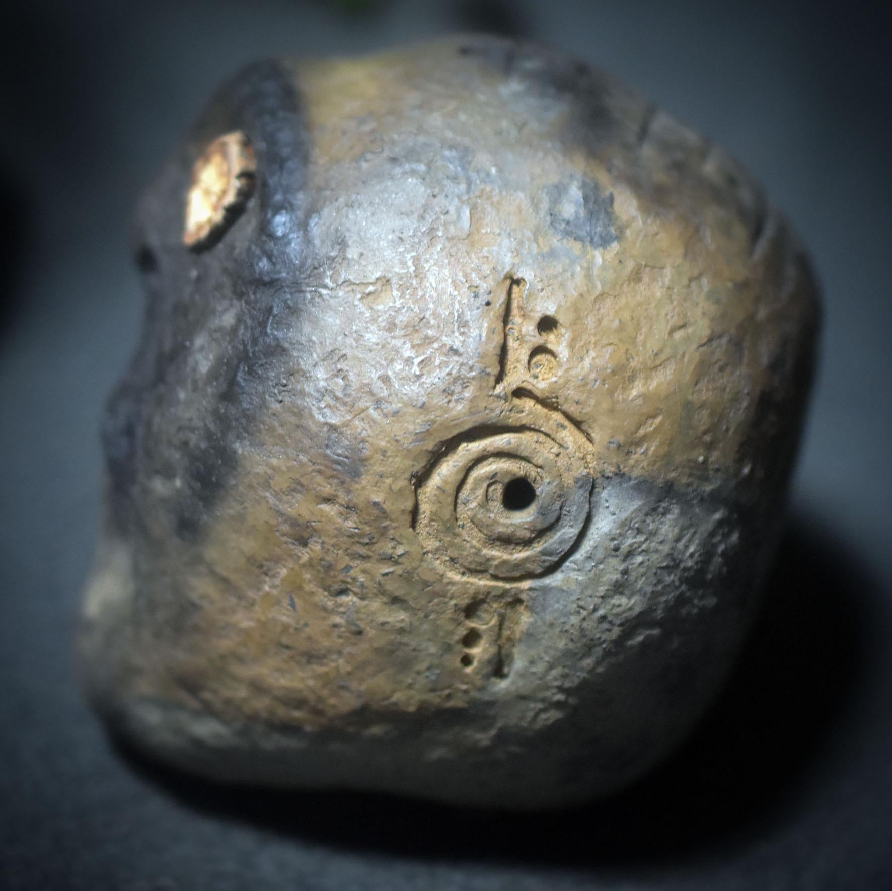 Gesicht der Führung – Schamanische Rassel als Werkzeug der Verbindung - traditioneller Rauchbrand - Klangkörper aus Ton - Art.Nr.: SRA043