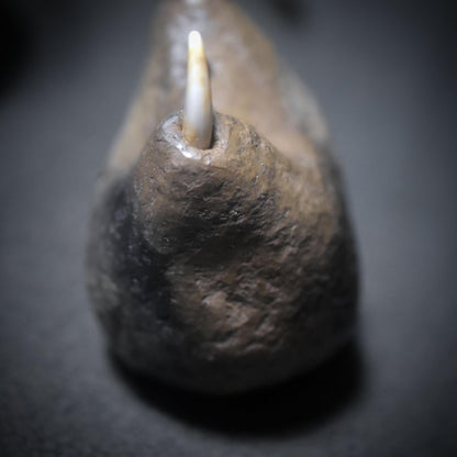 Aufstieg der Seele – Schamanische Rassel mit Stoßzähnen und dem Symbol -The Rising Woman - Klangkörper aus Ton - Art.Nr.: SRA044