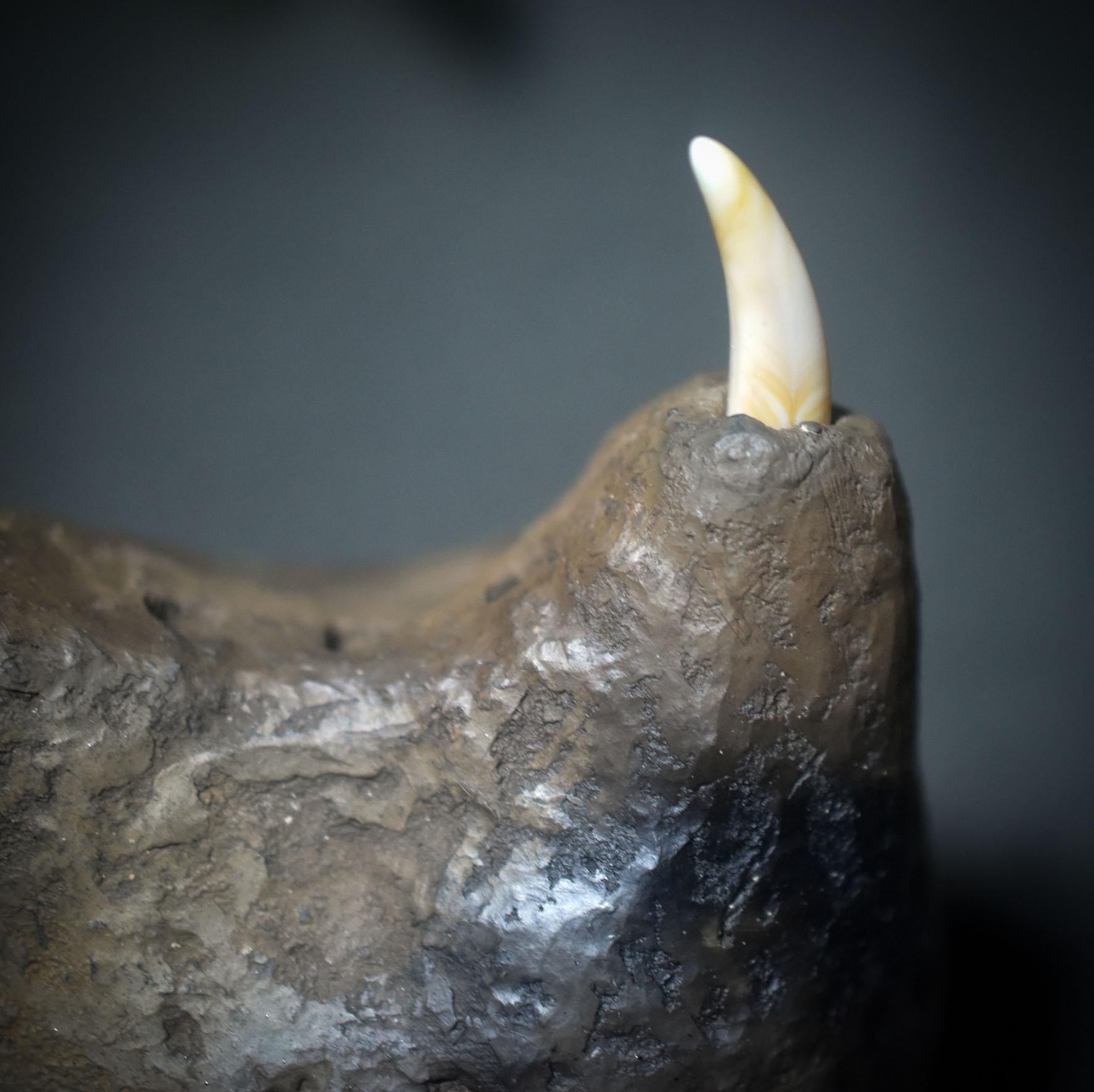 Aufstieg der Seele – Schamanische Rassel mit Stoßzähnen und dem Symbol -The Rising Woman - Klangkörper aus Ton - Art.Nr.: SRA044