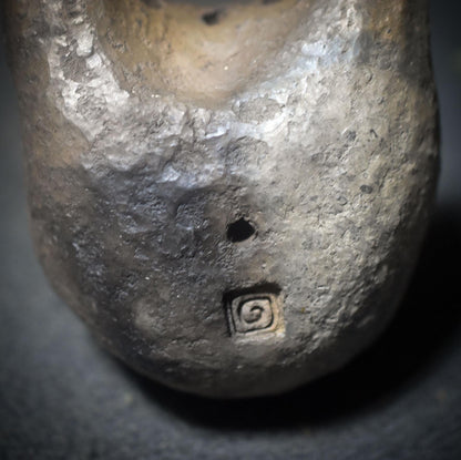 Aufstieg der Seele – Schamanische Rassel mit Stoßzähnen und dem Symbol -The Rising Woman - Klangkörper aus Ton - Art.Nr.: SRA044